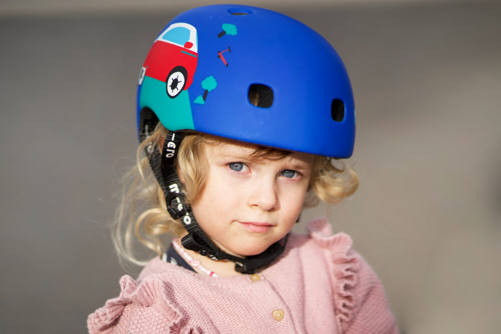 large Micro Helmet Microlino Lifetyle