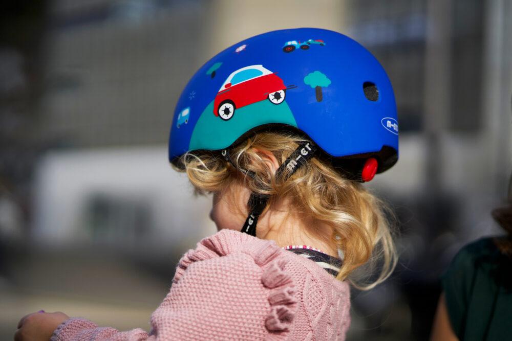 large Micro Helmet Microlino lifetyle 1
